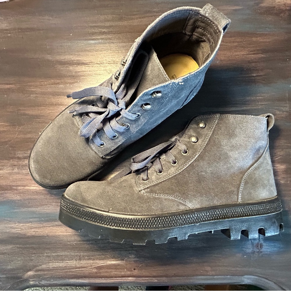 Naot never worn grey suede boots (model: "canoe")